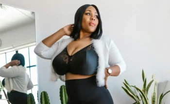 femme bronzée avec des formes portant un soutien gorge noir