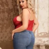 Body dentelle florale ficelles poitrine et mousseline (rouge, vue de dos, portré avec un jeans) Body dentelle florale ficelles poitrine et mousseline