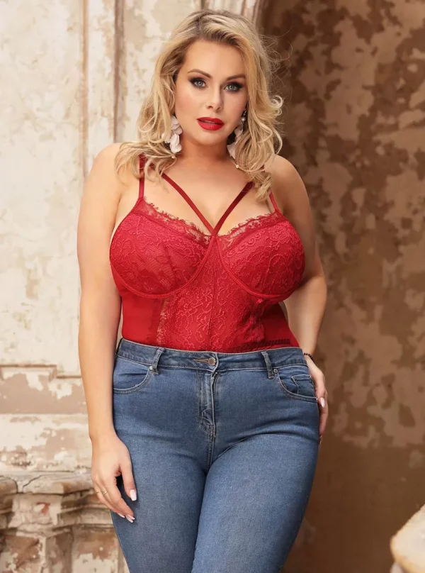 Body dentelle florale ficelles poitrine et mousseline (rouge, vue de face, porté avec un jeans) Body dentelle florale ficelles poitrine et mousseline