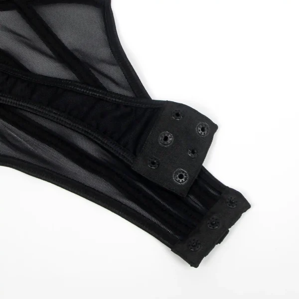 Body résille noir balconnet collier et chaînes (boutons clips à l'entrejambe) Body résille noir balconnet collier et chaînes