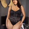 Body résille noir balconnet collier et chaînes (vue de face) Body résille noir balconnet collier et chaînes