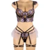 Ensemble lingerie 3 pièces violet – bustier brodé, porte-jarretelles et string (vue de face, fond blanc) Ensemble lingerie 3 pièces violet – bustier brodé, porte-jarretelles et string