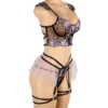 Ensemble lingerie 3 pièces violet – bustier brodé, porte-jarretelles et string (vue trois quarts, fond blanc) Ensemble lingerie 3 pièces violet – bustier brodé, porte-jarretelles et string