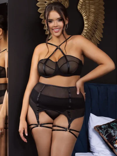 Ensemble lingerie noir harnais et porte-jarretelles (vue de face) Ensemble lingerie noir harnais et porte-jarretelles