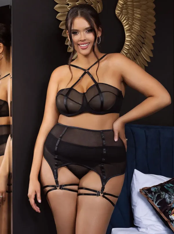 Ensemble lingerie noir harnais et porte-jarretelles (vue de face) Ensemble lingerie noir harnais et porte-jarretelles