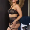 Ensemble lingerie noir harnais et porte-jarretelles (vue de profil) Ensemble lingerie noir harnais et porte-jarretelles