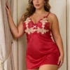 Nuisette courte satin rouge dos nu – broderies florales (photo de couverture)