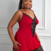 Nuisette rouge coupe fluide et dentelle noire vue de face Nuisette rouge coupe fluide et dentelle noire vue de face