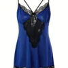 Nuisette satin bleue coupe fluide et dentelle noire, vue de face Nuisette satin coupe fluide et dentelle noire