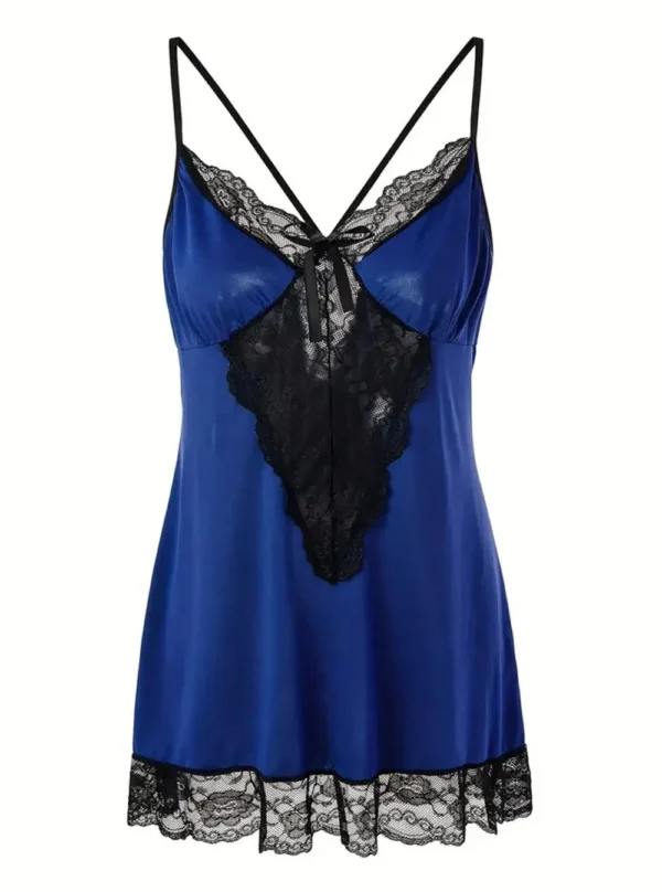 Nuisette satin bleue coupe fluide et dentelle noire, vue de face Nuisette satin coupe fluide et dentelle noire