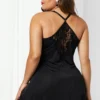 Nuisette satin noire coupe fluide et dentelle noire (vue de dos) Nuisette satin coupe fluide et dentelle noire