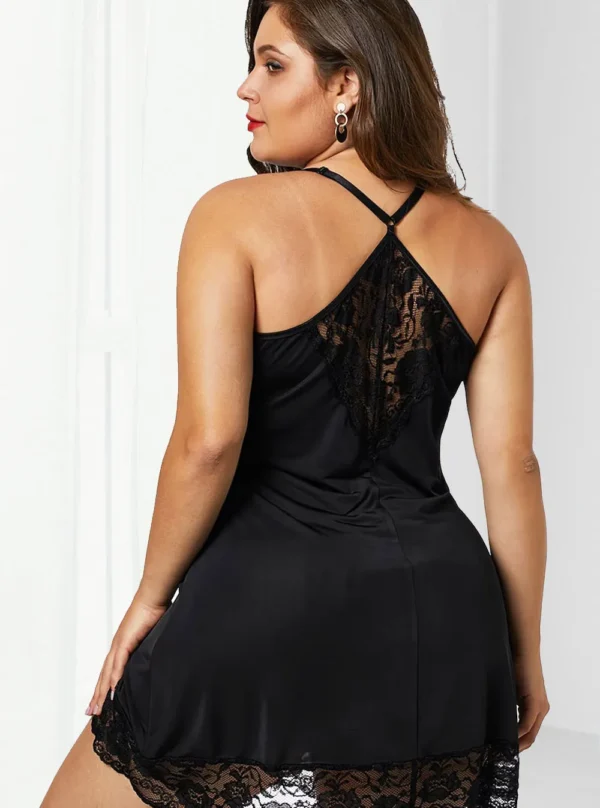 Nuisette satin noire coupe fluide et dentelle noire (vue de dos) Nuisette satin coupe fluide et dentelle noire