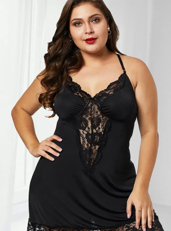 Nuisette satin noire coupe fluide et dentelle noire (vue de face) Nuisette satin coupe fluide et dentelle noire