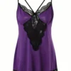 Nuisette satin violette coupe fluide et dentelle noire (vue sur fond blanc) Nuisette satin coupe fluide et dentelle noire