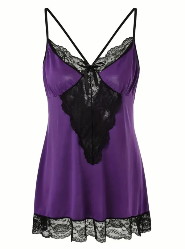 Nuisette satin violette coupe fluide et dentelle noire (vue sur fond blanc) Nuisette satin coupe fluide et dentelle noire