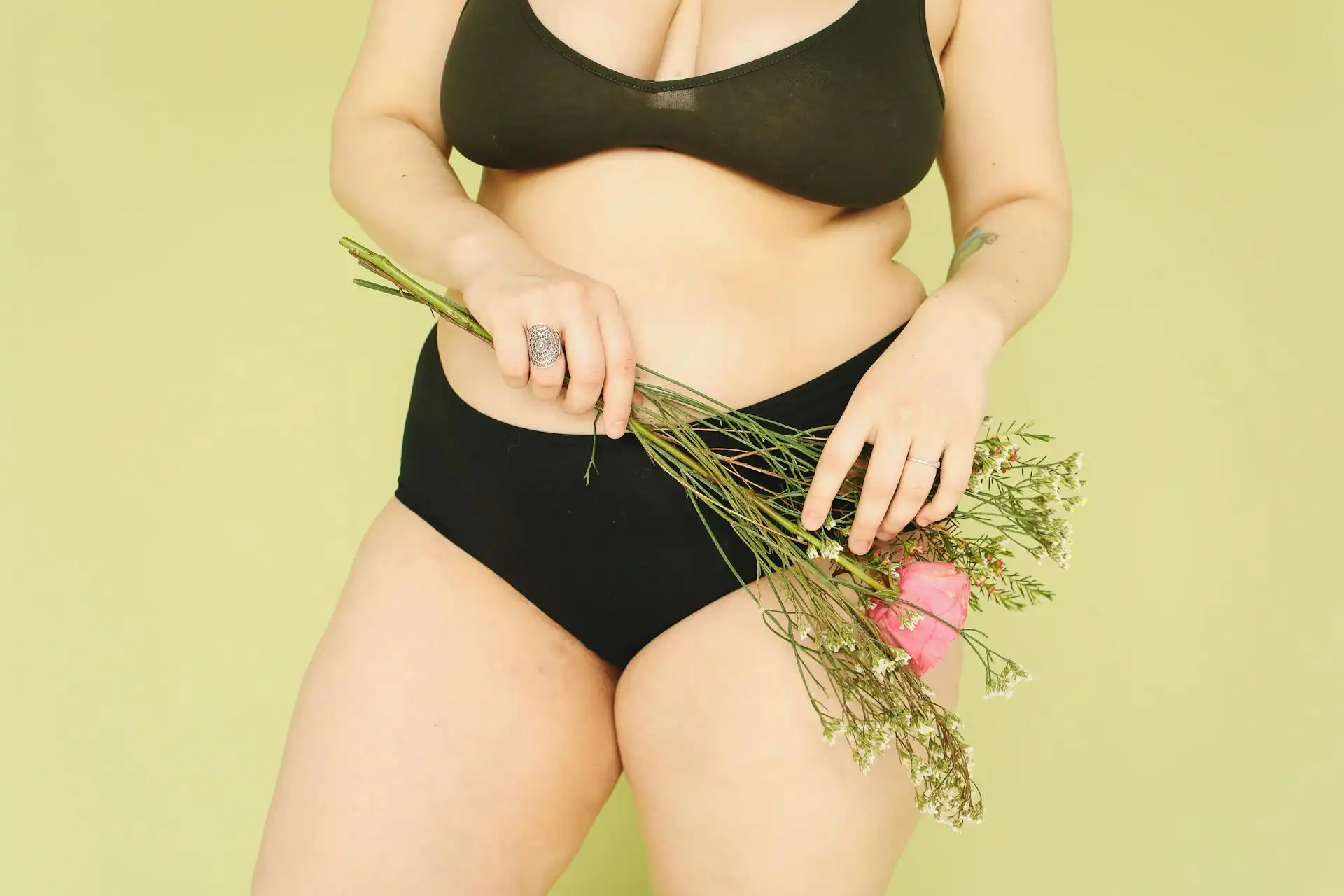 femme ronde en lingerie-noire