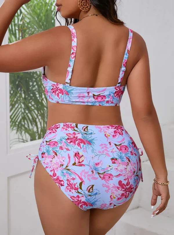 Bikini grande taille fleuri pastel taille haute – Bella Flora (vue de dos) Bikini grande taille fleuri pastel taille haute – Bella Flora