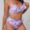 Bikini grande taille fleuri pastel taille haute – Bella Flora (vue de profil) Bikini grande taille fleuri pastel taille haute – Bella Flora