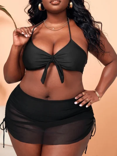 Bikini noir avec jupe courte intégrée réglable (vue de face) Bikini noir avec jupe courte intégrée réglable
