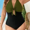 Maillot de bain bicolore décolleté plongeant