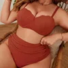 Maillot de bain femme 2 pièces texturé – taille haute galbante (vue assis) Maillot de bain femme 2 pièces texturé – taille haute galbante