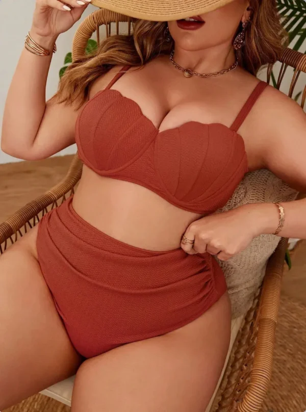Maillot de bain femme 2 pièces texturé – taille haute galbante (vue assis) Maillot de bain femme 2 pièces texturé – taille haute galbante
