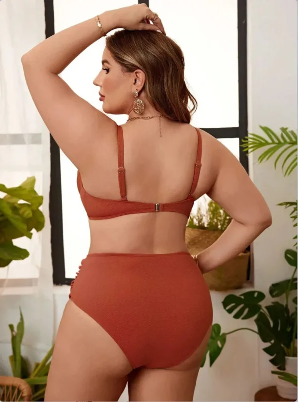 Maillot de bain femme 2 pièces texturé – taille haute galbante (vue de dos) Maillot de bain femme 2 pièces texturé – taille haute galbante
