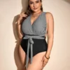 Maillot de bain une pièce noir à rayures – décolleté cache-cœur (1) Maillot de bain une pièce noir à rayures – décolleté cache-cœur
