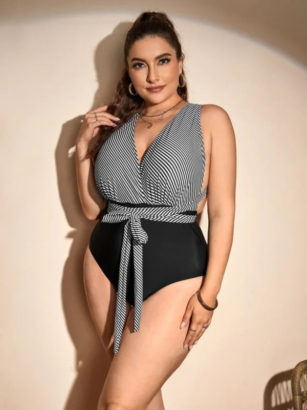 Maillot de bain une pièce noir à rayures – décolleté cache-cœur (1) Maillot de bain une pièce noir à rayures – décolleté cache-cœur