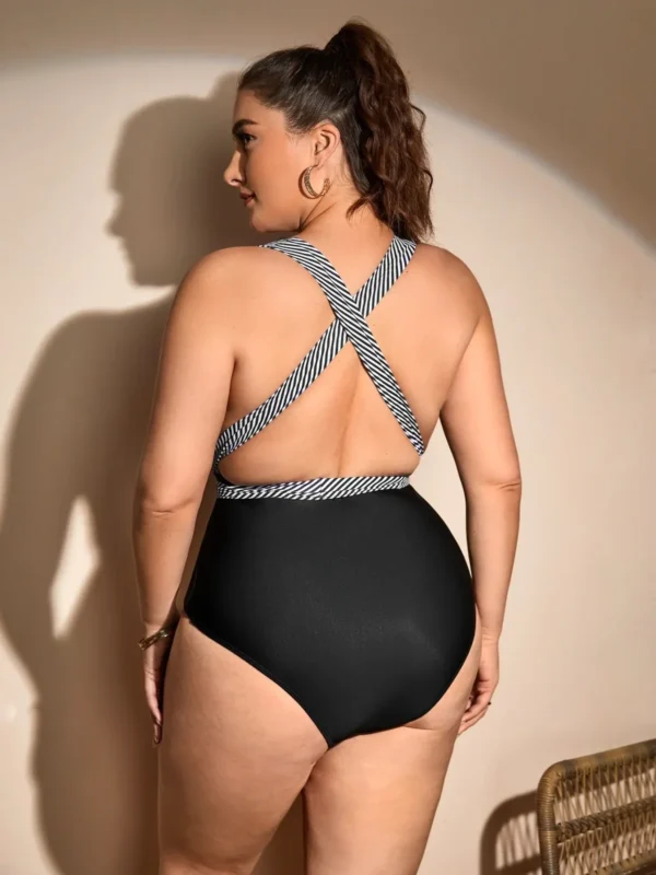 Maillot de bain une pièce noir à rayures – décolleté cache-cœur (2) Maillot de bain une pièce noir à rayures – décolleté cache-cœur