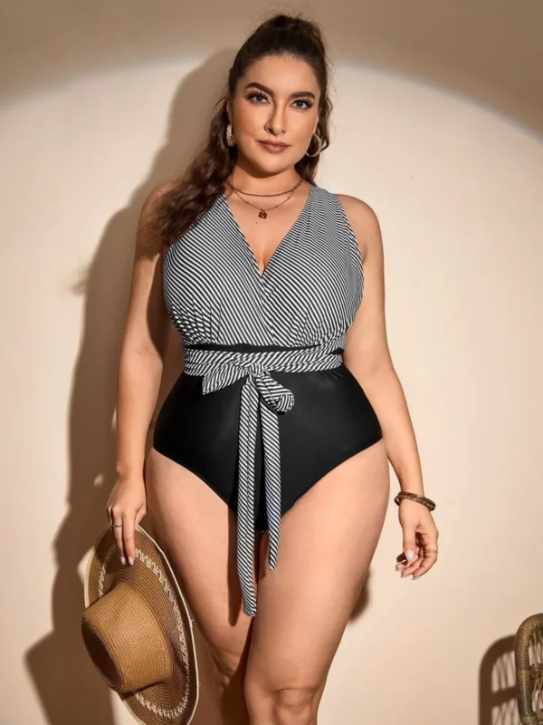 Maillot de bain une pièce noir à rayures – décolleté cache-cœur (3) Maillot de bain une pièce noir à rayures – décolleté cache-cœur