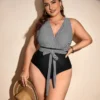 Maillot de bain une pièce noir à rayures – décolleté cache-cœur (4) Maillot de bain une pièce noir à rayures – décolleté cache-cœur