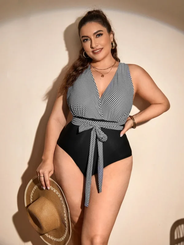 Maillot de bain une pièce noir à rayures – décolleté cache-cœur (4) Maillot de bain une pièce noir à rayures – décolleté cache-cœur