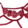 Body rouge ajouré lanières et broderies (4) Body rouge ajouré à lanières et broderies