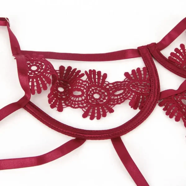 Body rouge ajouré lanières et broderies (4) Body rouge ajouré à lanières et broderies