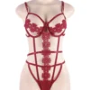 Body rouge ajouré lanières et broderies (5) Body rouge ajouré à lanières et broderies