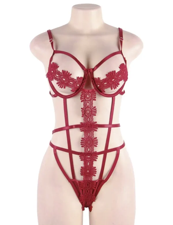 Body rouge ajouré lanières et broderies (5) Body rouge ajouré à lanières et broderies