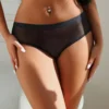 Culotte en résille dos ouvert et bijou noir (3) Culotte en résille dos ouvert et bijou