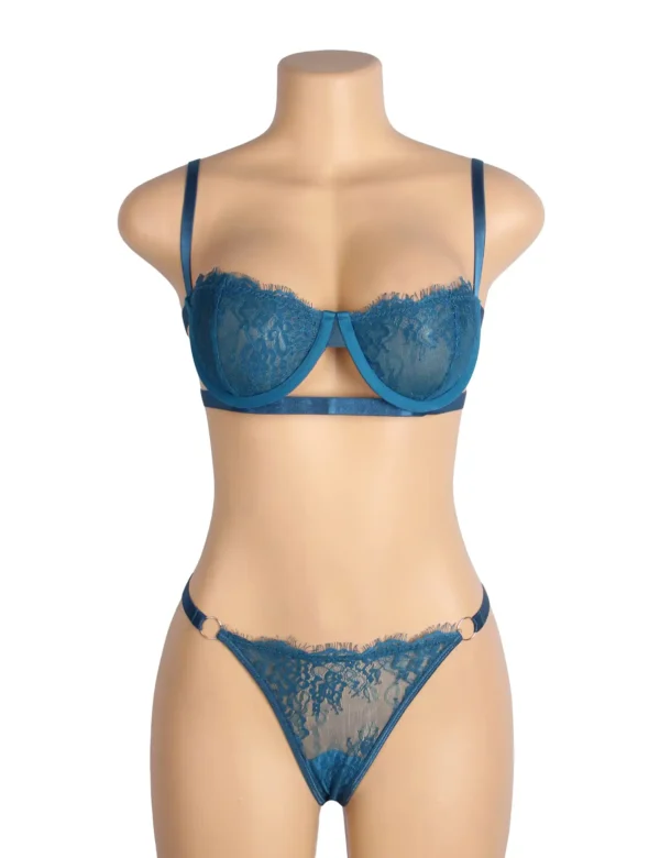 Ensemble lingerie bleu dentelle et décolleté ouvert (3) Ensemble lingerie bleu dentelle et décolleté ouvert