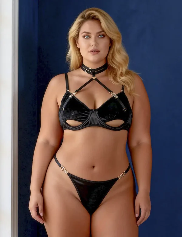 Ensemble lingerie velours noir à lanières (1) Ensemble lingerie velours noir à lanières