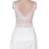 Nuisette blanche satinée poitrine et dos en dentelle (3) Nuisette blanche satinée poitrine et dos en dentelle