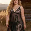 Nuisette noire évasée en voile transparent (1) Nuisette noire évasée en voile transparent