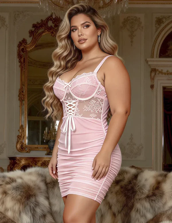 Nuisette rose moulante à laçage et dentelle (vue de profil) Nuisette rose moulante à laçage et dentelle