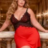 Nuisette satinée rouge et dentelle noire (vue de face) Nuisette satinée rouge et dentelle noire