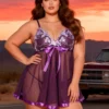 Nuisette violette évasée et sequins brillants (vue de face) Nuisette violette évasée et sequins brillants