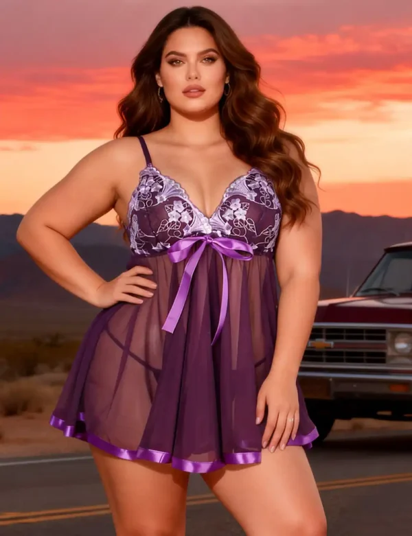 Nuisette violette évasée et sequins brillants (vue de face) Nuisette violette évasée et sequins brillants