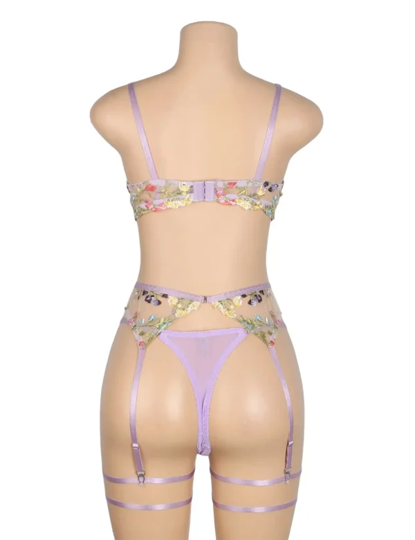 Ensemble lingerie lilas à broderies florales et porte-jarretelles (2) Ensemble lingerie lilas à broderies florales et porte-jarretelles