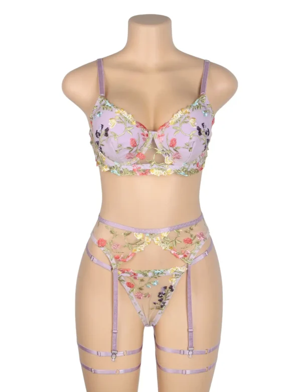 Ensemble lingerie lilas à broderies florales et porte-jarretelles (3) Ensemble lingerie lilas à broderies florales et porte-jarretelles