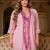 Ensemble nuisette et peignoir rose transparent en dentelle (1) Ensemble nuisette et peignoir rose transparent en dentelle